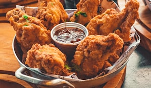 Crispy fried chicken with sauce