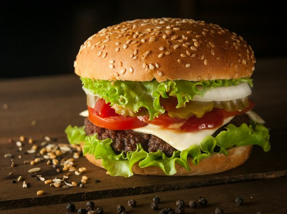 Cheeseburger with lettuce and tomato